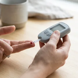Blutzuckermessung am Finger mit einem Messgerät