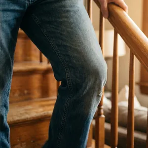 Knie beim Treppensteigen im Haus