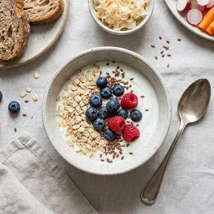 Joghurt mit Haferflocken, Vollkornbrot und Gemüse für den Darm